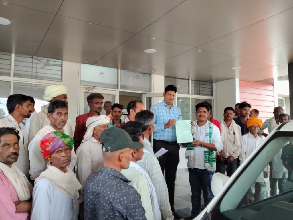 सैलाना तहसील कार्यालय में तहसीलदार मनीष जैन को ज्ञापन सौंपते भील चंदू मईडा और क्षेत्रवासी