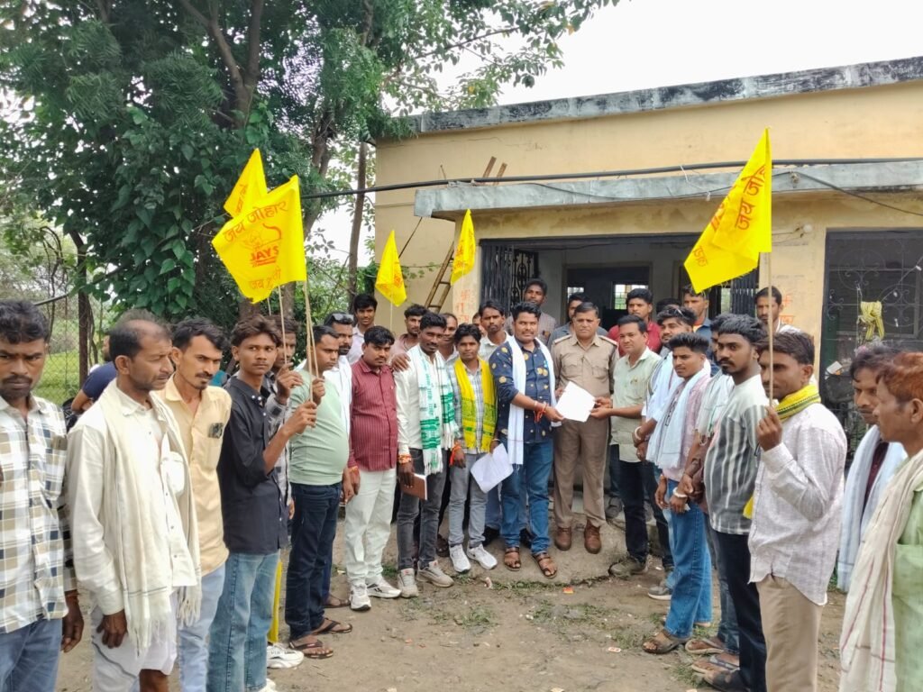 सरवन विद्युत मंडल में बिजली समस्या को लेकर ज्ञापन सौंपते जयस और आदिवासी समाज के प्रतिनिधि